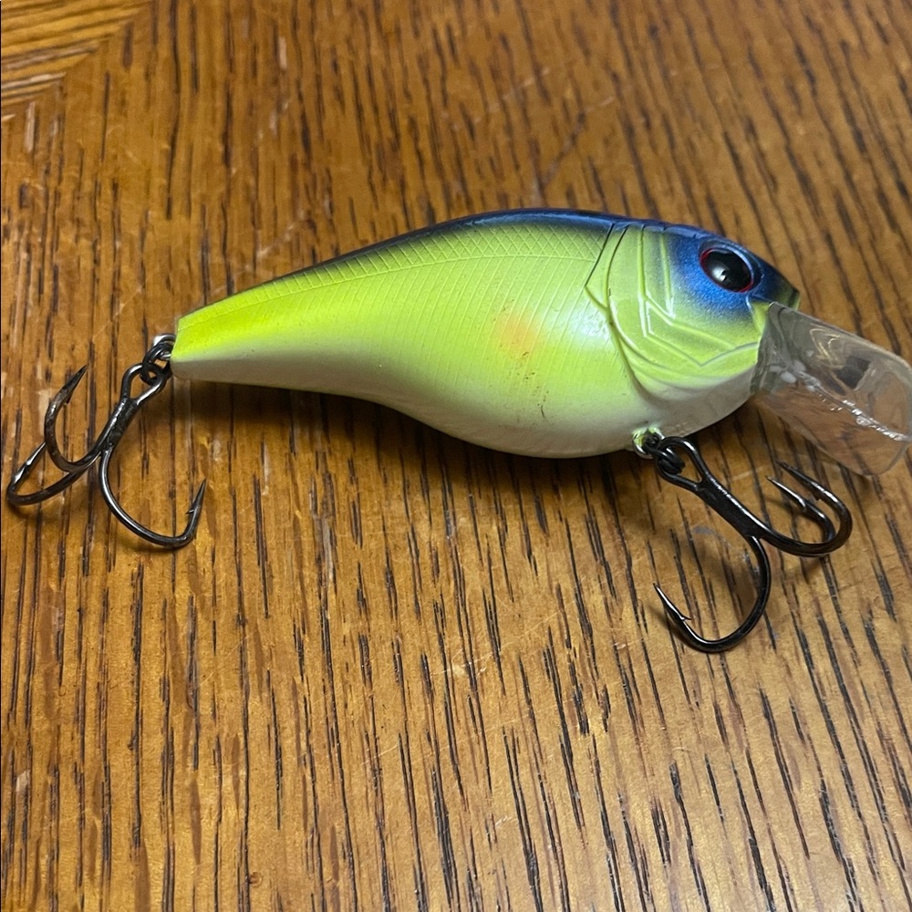 Fishing Crankbait Lure in Chartreuse Blue